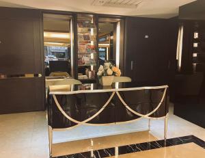a dining room with a table and a mirror at Felicity Business Hotel in Taichung
