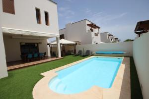 Zdjęcie z galerii obiektu Villa Las Caletas del Mar - Heated Pool w Costa Teguise