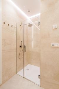 um chuveiro com uma porta de vidro na casa de banho em ATSEGIN apartment climatización -Opción a parking- em San Sebastián