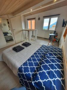 CunardoにあるCasa Tilde Guest Houseのベッドルーム1室(青と白のベッド1台付)