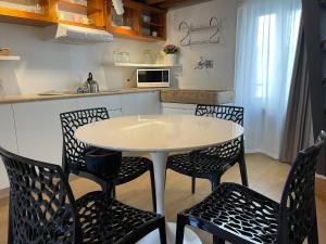 Kuchyňa alebo kuchynka v ubytovaní Domus Suites Verona