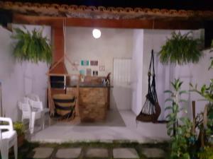 a room with a kitchen and a living room at Casa com Ar e piscina no centro in Prado