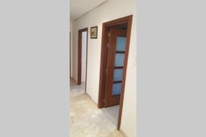 een lege hal met een deur en een spiegel bij Apartment Near & close to Casablanca Mohammed V International Airport in Nouaseur