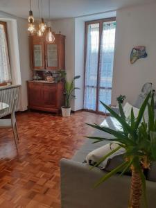 uma sala de estar com um sofá e um piso de madeira em Il Balcone Sul Corso em Ancona