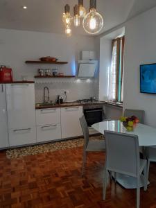 A kitchen or kitchenette at Il Balcone Sul Corso
