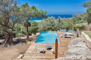 En udsigt til poolen hos Villa bodri, maison en pierre avec vue mer et piscine chauffée eller i nærheden