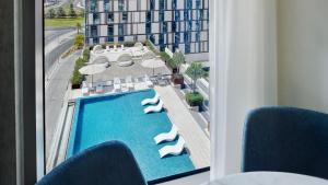 Staybridge Suites Dubai Al-Maktoum Airport, an IHG Hotel veya yakınında bir havuz manzarası