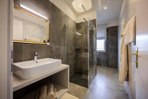 Kylpyhuone majoituspaikassa Hotel Bruneck Design-Apartments