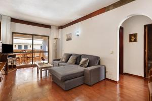 a living room with a couch and a table at Apartamento Vista Mar in Lagos
