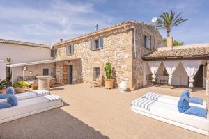 Tòa nhà nơi biệt thự tọa lạc