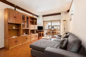 a living room with a couch and a tv at Apartamento Vista Mar in Lagos