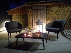 A seating area at Le Ptit Spa de L'Abbaye Suite love et Spa privé