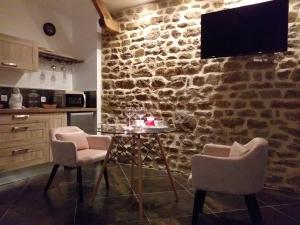 Kuchyň nebo kuchyňský kout v ubytování Le Ptit Spa de L'Abbaye Suite love et Spa privé