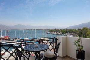 balcón con mesa y sillas y puerto deportivo en Ada Dreams City, en Fethiye