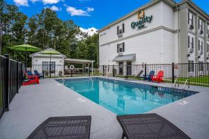 a swimming pool in front of a building at Quality Inn Wilmington in Wilmington