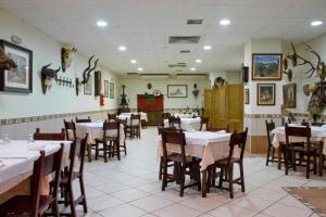 a dining room with tables and chairs in a restaurant at Hostales Sol-Cristina y Sol-Cristina Dos in Segovia