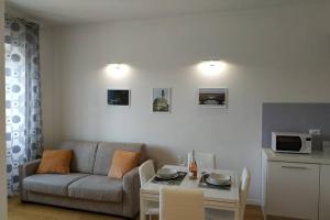salon z kanapą i stołem w obiekcie Shelley Apartment we Florencji