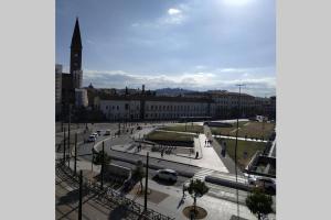miasto z wieżą zegarową i ulicą z samochodami w obiekcie Shelley Apartment we Florencji
