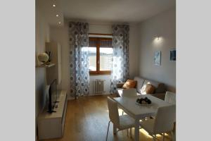 salon ze stołem i kanapą w obiekcie Shelley Apartment we Florencji
