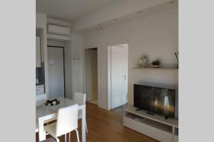 Telewizja i/lub zestaw kina domowego w obiekcie Shelley Apartment