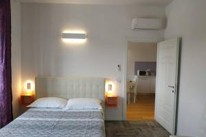 sypialnia z łóżkiem z 2 lampami i korytarzem w obiekcie Shelley Apartment we Florencji