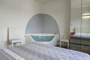 sypialnia z łóżkiem i wanną w obiekcie Shelley Apartment we Florencji