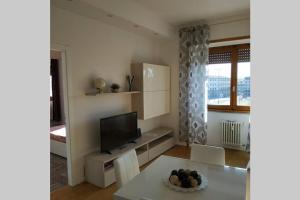 Telewizja i/lub zestaw kina domowego w obiekcie Shelley Apartment