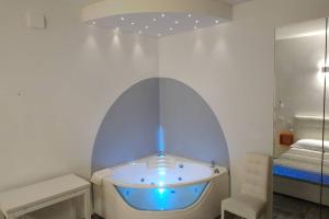 wanna w pokoju z łóżkiem w obiekcie Shelley Apartment we Florencji