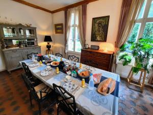 - une salle à manger avec une table et de la nourriture dans l'établissement Manoir des Tuileries du Buisson, à Verneuil-sur-Avre