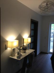 uma sala de estar com duas luzes sobre uma mesa em Coille Darach B&B em Strontian