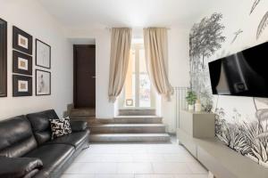 uma sala de estar com um sofá e uma televisão em iFlat Monti Elegant Apartment with Terrace em Roma