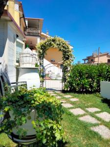 een poort voor een huis met planten bij casa vacanze Sogni d'Oro GIOIA in Civitanova Marche