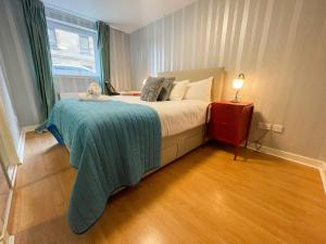 Säng eller sängar i ett rum på Kelvingrove 2 Bedroom Apartment - Private Parking