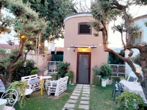 een huis met een tuin met stoelen en een deur bij casa vacanze Sogni d'Oro GIOIA in Civitanova Marche