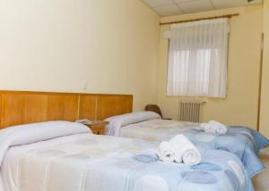 Ένα ή περισσότερα κρεβάτια σε δωμάτιο στο Hostales Sol-Cristina y Sol-Cristina Dos