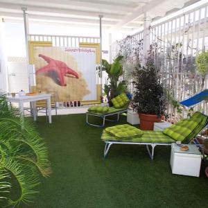 マリーナ・ディ・マンカヴェルサにあるcasasalentoholidays - BIlocale Fruttaの緑の絨毯がたくさん敷かれた部屋