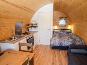 1 dormitorio con 1 cama y lavamanos en una habitación en Goose Pod en Worcester