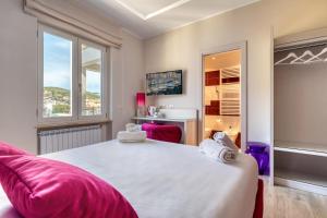 Postel nebo postele na pokoji v ubytování Tiffany Suites