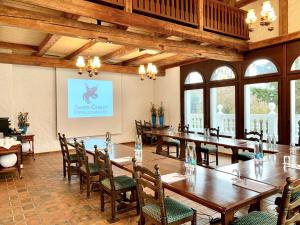 Un restaurant sau alt loc unde se poate mânca la Swiss-Chalet Merlischachen - Romantik Schloss-Hotel am See