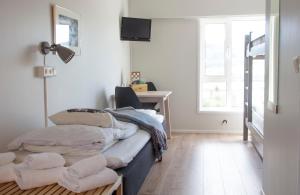 een kamer met een bed, een bureau en een raam bij Lillehammer Stasjonen Hostel in Lillehammer