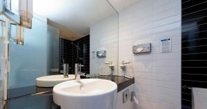 Ein Badezimmer in der Unterkunft Holiday Inn Express Augsburg, an IHG Hotel