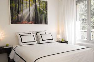 - une chambre avec un lit avec deux oreillers et un tableau dans l'établissement West Side - Full river view - Spacious - de Luxe, à Lyon