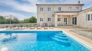 een villa met zwembad voor een huis bij Villa Leon by Villas Holiday in Brtonigla