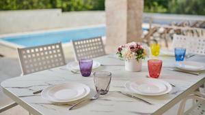 een tafel met borden en bestek erop bij Villa Leon by Villas Holiday in Brtonigla