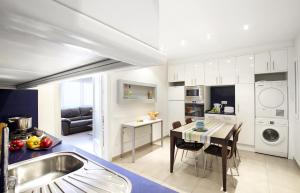 una cucina con un tavolo e una sala da pranzo di Apartamentos Calvet a Barcellona