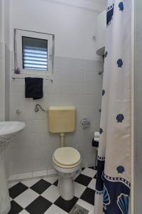 un baño con inodoro y lavabo en Apartments Ela Tucepi, en Tučepi 37 fotos más