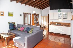a living room with a couch and a kitchen at Apartamento Casa Tita Aguafría in Aguafría