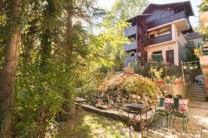 Uma casa com um monte de cadeiras à frente. em Rustic Regal em Sinaia