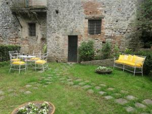 een patio met stoelen en een tafel in de tuin bij Residenza Le Ortensie in Todi