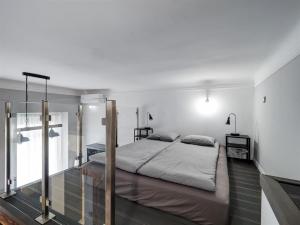 Postel nebo postele na pokoji v ubytování Royal Apartment with A/C